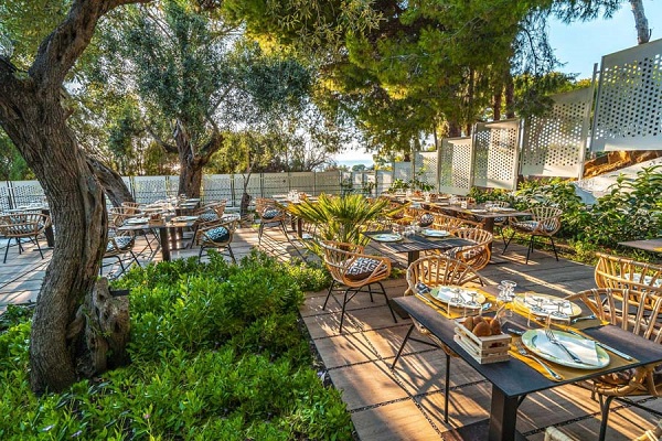 Thiết kế nhà hàng sân vườn đem đến một không gian ấn tượng, ấm cúng, thoải mái và kết nối với thiên nhiên